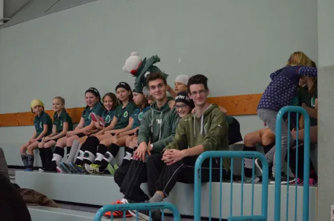 Das Team auf der Tribüne