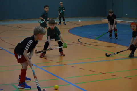 D-Knaben konzentriert beim Verteidigen D-Knaben konzentriert beim Verteidigen