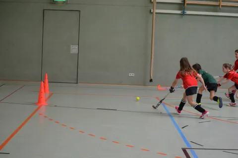 Auch von drei Gegenspielerinnen nicht zu stoppen