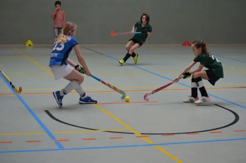 Man achte auf die Feinheiten - bei hohen Tempo den Schläger bereits gedreht um den Ball nach links zur Mitspielerin zu schießen. Auch wenn die Jenaerin schneller war, gewann die Erfurterin auch dieses Duell.