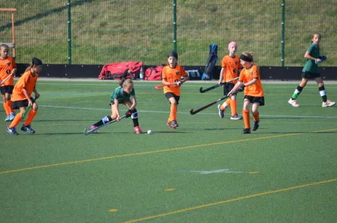 Eine Erfurterin bindet fast alle Gegenspielerinnen.