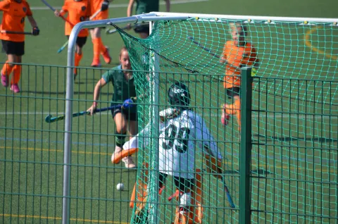 Das macht keiner Torhüterin Freude - gleich knallts.