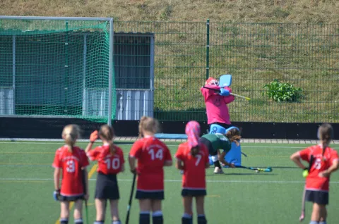 Das die Torhüterin sieht was gleich mit Wucht auf sie zukommt verdeckt sie das Gesicht.