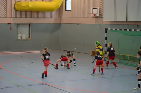 Auf der rechten Bildseite zu sehen sind schon zwei im gegnerischen Schusskreis freistehende Spielerinnen