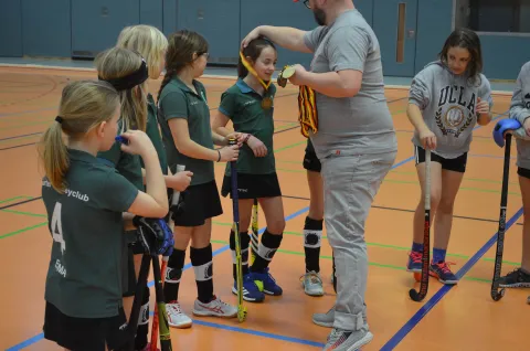 Die Mädchen erhalten ihre Goldmedaille - die Mienen hellen sich auf. Die Mädchen erhalten ihre Goldmedaille - die Mienen hellen sich auf.