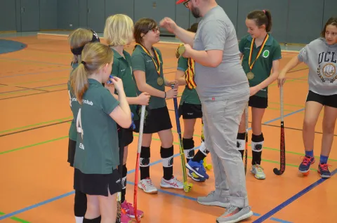 Die Mädchen erhalten ihre Goldmedaille - die Mienen hellen sich auf. Die Mädchen erhalten ihre Goldmedaille - die Mienen hellen sich auf.