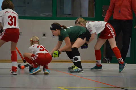 Von Spielerinnen des ATV umzingelt Von Spielerinnen des ATV umzingelt