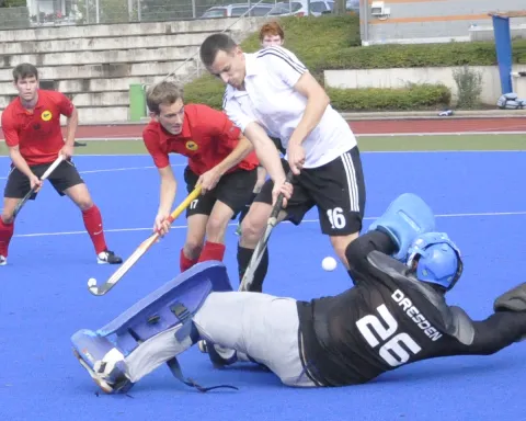 Zweikampf mit dem Dresdner Torhüter