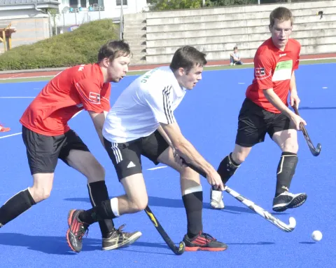 Erfurts Daniel Ziegenbalg im Zweikampf gegen zwei Bautzner Erfurts Daniel Ziegenbalg im Zweikampf gegen zwei Bautzner