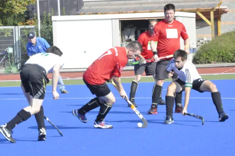 EHC-Spieler Tino Tietz stoppt den Angriff von Bautzen EHC-Spieler Tino Tietz stoppt den Angriff von Bautzen