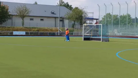 Die Torfrau guckt ihren Mädchen zu Die Torfrau guckt ihren Mädchen zu