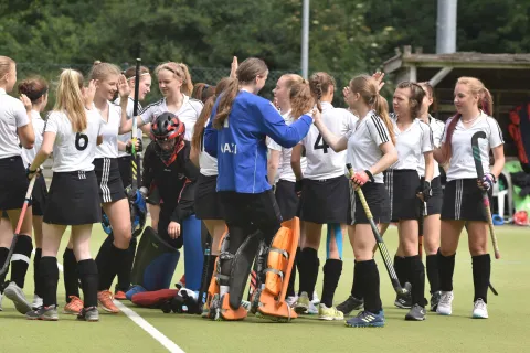 Zufriedenes Abklatschen nach dem Spiel gegen die Vertretung Rheinland-Pfalz/Saarland