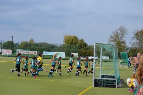 Drei – zwei – eins, diesen Titel haben sich die C-Mädchen verdient geholt! Drei – zwei – eins, diesen Titel haben sich die C-Mädchen verdient geholt!