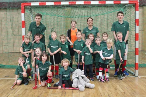 21.12.2014 - Gruppenbild mit erster Trainerin. Die hatte ihrem Vater empfohlen, das Kind mal zum Hockey zu schicken. Sonst wäre sie zum Fußball gegangen.