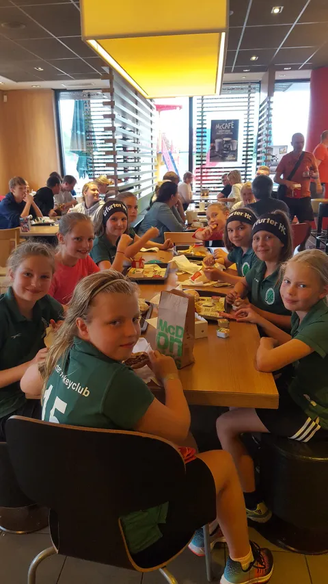 Vom Coach als teambildende Maßnahme angeordnet. Gemeinsame Proteinaufnahme zur Unterstützung des Muskelaufbaus bei Heranwachsenden.