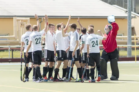 Das Team bereitet sich am Kreis auf das Spiel vor