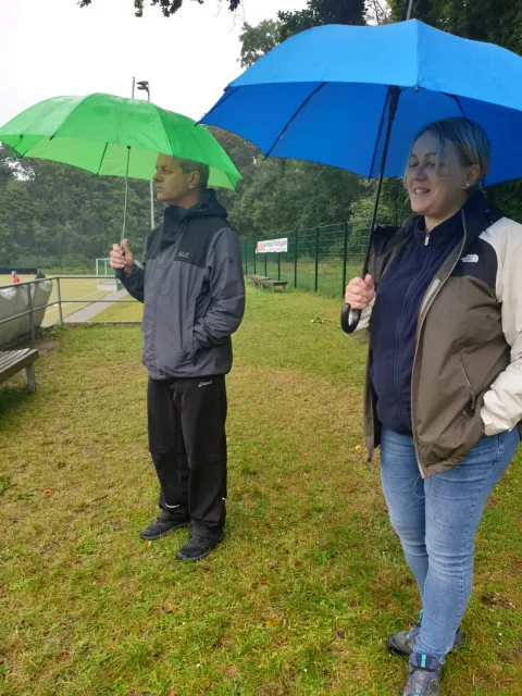 Betreuer/Trainer im Regen 2/3