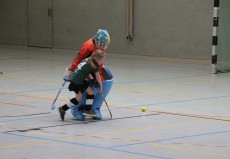 Ergänzungsspielerin der D-Mädchen setzt sich im Spiel gegen Weimar beim Penalty durch