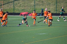 Eine Erfurterin bindet fast alle Gegenspielerinnen.