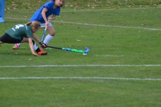 Nicht der einzige Ausrutscher an diesem Doppelspieltag - hier mit langem Schläger noch gegengehalten