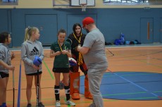 Die Mädchen erhalten ihre Goldmedaille - die Mienen hellen sich auf.