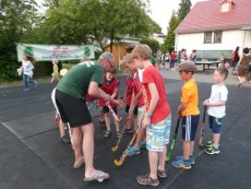 Kinder am Hockeystock
