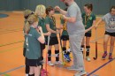 Die Mädchen erhalten ihre Goldmedaille - die Mienen hellen sich auf.