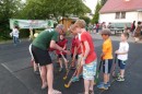 Kinder am Hockeystock