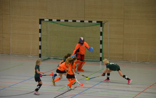 Auch die Abwehr steht und die Torfrau hat den Ball schon im Blick, doch bis zu ihr drang dieser Spielzug nicht durch. Auch die Abwehr steht und die Torfrau hat den Ball schon im Blick, doch bis zu ihr drang dieser Spielzug nicht durch.