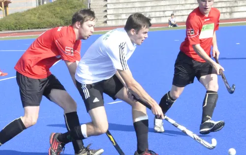 Erfurts Daniel Ziegenbalg im Zweikampf gegen zwei Bautzner