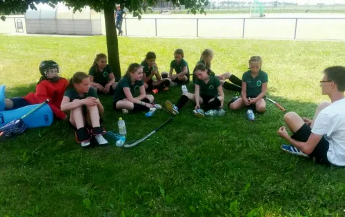 Mädchen B bei der Besprechung