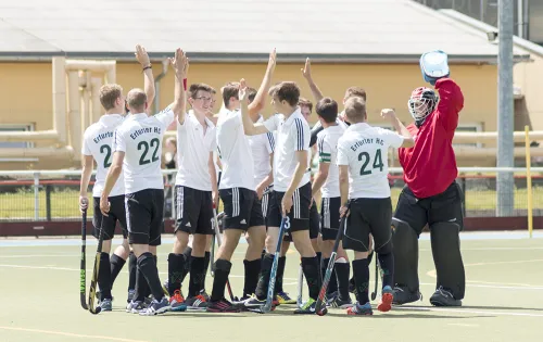 Das Team bereitet sich am Kreis auf das Spiel vor