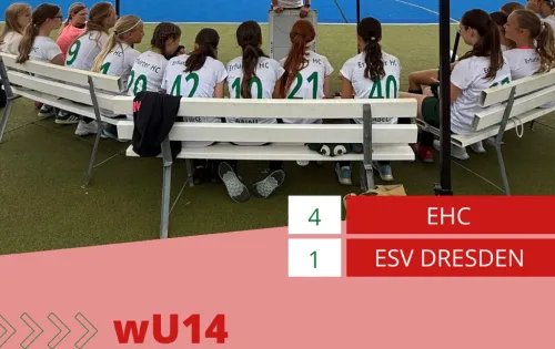 Hockey auf dem Sportdach unter freiem Himmel, Spielerinnen machen Pause