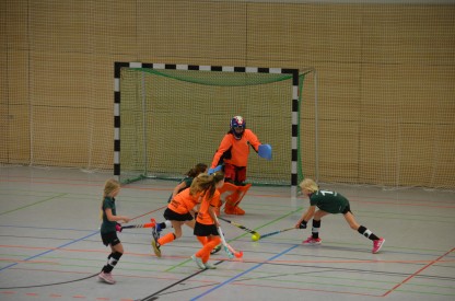 Auch die Abwehr steht und die Torfrau hat den Ball schon im Blick, doch bis zu ihr drang dieser Spielzug nicht durch.