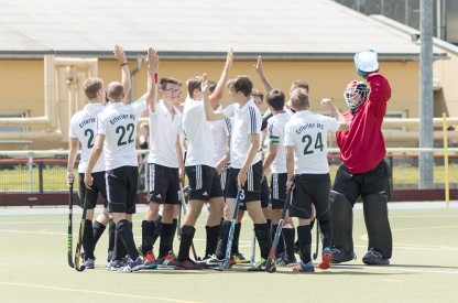 Das Team bereitet sich am Kreis auf das Spiel vor
